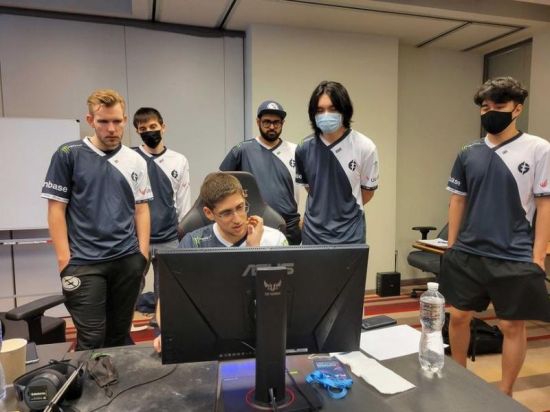LOL五杀榜单揭晓 Uzi与Faker的辉煌对比